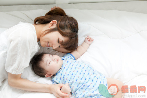 人,休闲装,床,室内,25岁到29岁_488609397_Mother and baby boy sleeping together in bed_创意图片_Getty Images China