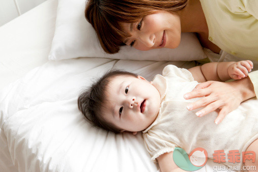 人,休闲装,床,室内,25岁到29岁_488609293_Mother looking at baby on bed_创意图片_Getty Images China