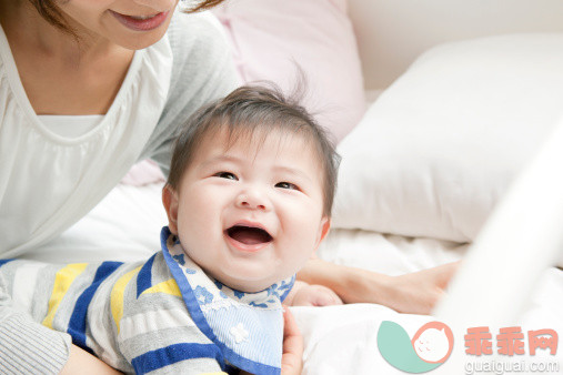 人,休闲装,室内,25岁到29岁,人的嘴_488609329_Baby boy smiling on bed_创意图片_Getty Images China