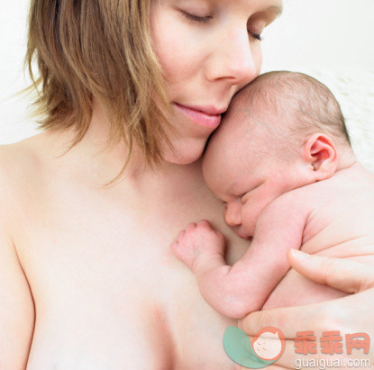人,半装,室内,儿子,核心家庭_89976503_Mother holding baby_创意图片_Getty Images China