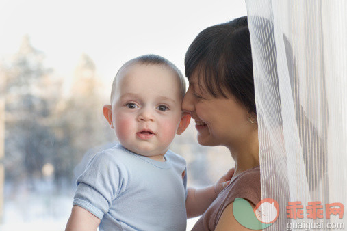 人,休闲装,住宅内部,窗帘,室内_119134874_A happy mother and baby_创意图片_Getty Images China