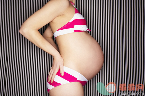 人,比基尼,影棚拍摄,腰部以下,人体_gic17074279_Pregnant Woman in Striped Bikini_创意图片_Getty Images China