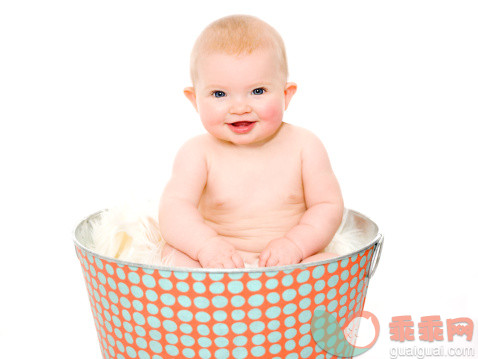 人,大桶,影棚拍摄,快乐,裸体_113284220_Beautiful baby girl in polka dot bucket_创意图片_Getty Images China