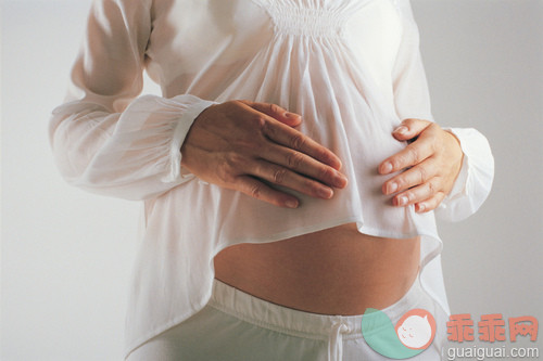 白色,巨大的,人,生活方式,影棚拍摄_gic16683509_Pregnant woman holding her belly_创意图片_Getty Images China
