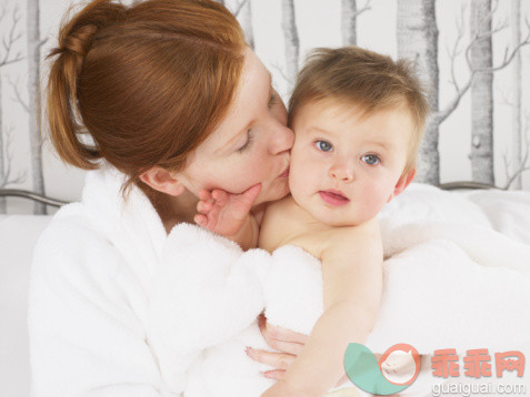 人,浴衣,室内,25岁到29岁,爱的_81266428_Mother kissing baby_创意图片_Getty Images China