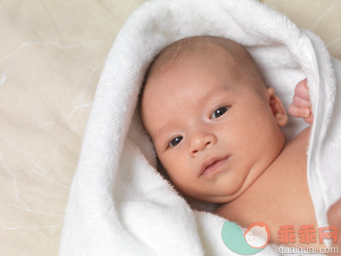 人,床,室内,毛巾,人的脸部_125979299_Six week old cute baby boy wrapped in a towel after a bath_创意图片_Getty Images China