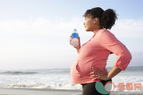 人,户外,非裔美国人,怀孕,海滩_gic17047067_Pregnant Woman Drinking Water on Beach_创意图片_Getty Images China