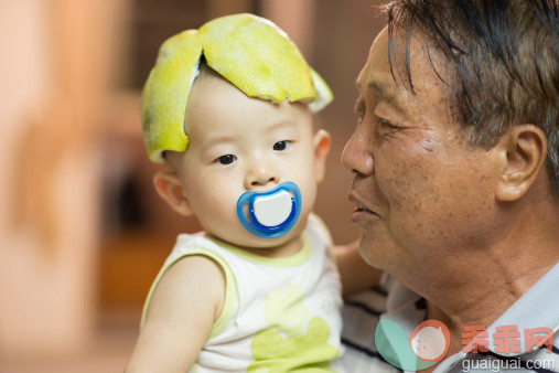 人,休闲装,婴儿服装,T恤,65到69岁_494272071_Grandfather holding grandson_创意图片_Getty Images China