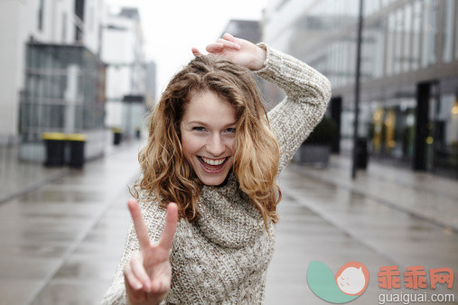 人,休闲装,城市,生活方式,户外_485244963_Portrait of happy young woman showing victory sign_创意图片_Getty Images China