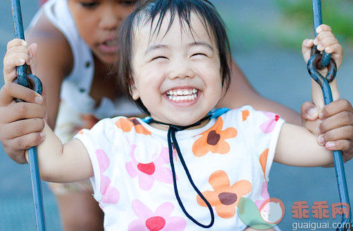 户外,公园,笑,摇摆,摄影_514446599_Little girl laugh on the swing_创意图片_Getty Images China