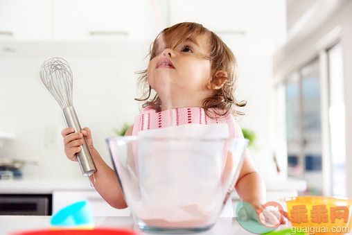 凌乱,厨房,人,食品,甜食_484830460_Little girl preparing jello_创意图片_Getty Images China