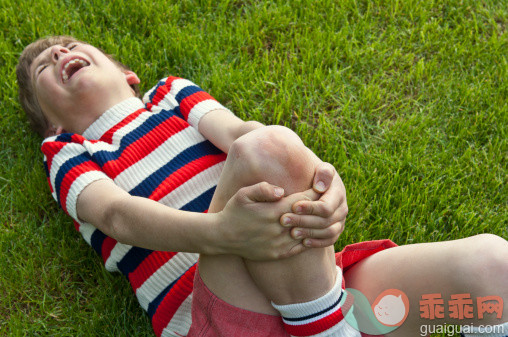 橄榄球,不幸,摄影,人,运动_143958719_A boy clutching his leg in pain after an accident_创意图片_Getty Images China