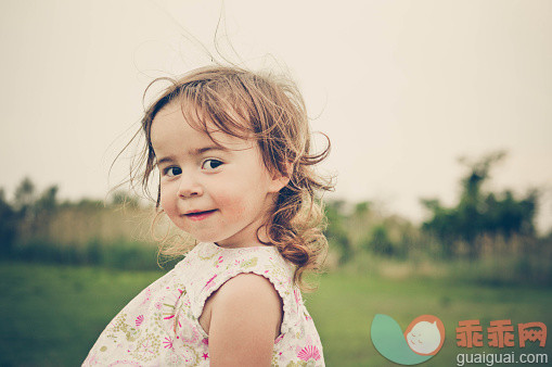 人,户外,卷发,棕色头发,微笑_565762515_Smiling toddler girl looking at the camera._创意图片_Getty Images China