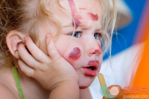 白色,凌乱,人,食品,住宅内部_140672071_Baby girl eating French fries_创意图片_Getty Images China