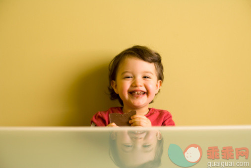 人,室内,巧克力,快乐,棕色头发_78059344_Smiling girl eating chocolate_创意图片_Getty Images China