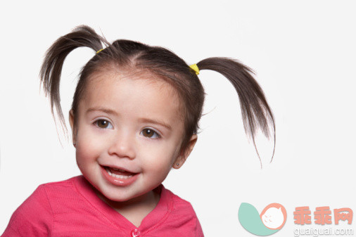 人,休闲装,影棚拍摄,褐色眼睛,发型_sb10068942z-001_Baby girl (18-23 months) smiling, studio shot_创意图片_Getty Images China