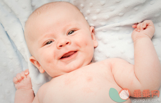 2到5个月,躺,笑,微笑,毯子_157477026_Baby Boy_创意图片_Getty Images China