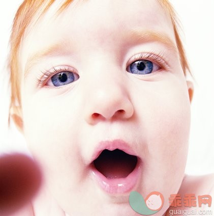 摄影,肖像,人的嘴,白色,白色背景_200131928-001_Baby girl (6-9 months) with mouth open, portrait, close up_创意图片_Getty Images China