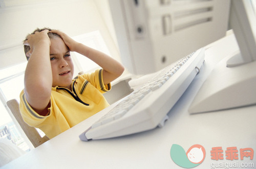 人,情绪压力,室内,棕色头发,发狂的_gic18550655_Frustrated boy sitting at computer_创意图片_Getty Images China