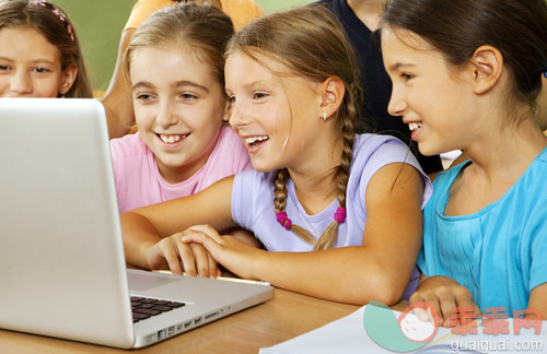 人,教育,生活方式,室内,雀斑_gic18305759_Cute Little School Children having class with laptop_创意图片_Getty Images China