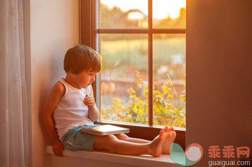 概念,教育,生活方式,技术,室内_570121907_Sweet little boy, playing on tablet, sitting_创意图片_Getty Images China