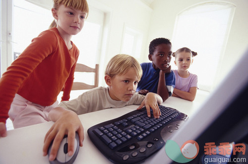 黑色,生产线,人,数据,室内_gic18544191_Children using computer_创意图片_Getty Images China