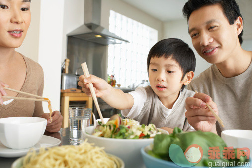 人,活动,饮食,住宅内部,生活方式_77741531_Young Family Having a Meal Together_创意图片_Getty Images China