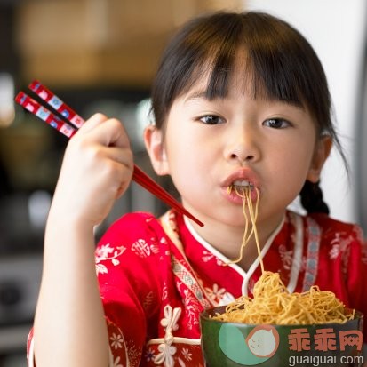 东亚文化,饮食,摄影,黑发,餐具_200335695-001_Girl (6-8) eating noodles with chopsticks, portrait, close-up_创意图片_Getty Images China