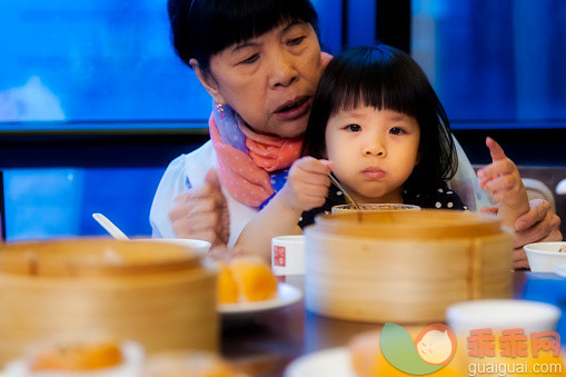图像,食品,桌子,甜食,旅游目的地_497394191_Asian family celebrating a birthday_创意图片_Getty Images China