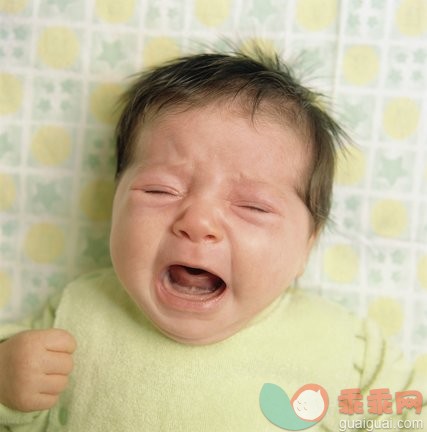 摄影,头发长度,短发,连身衣,室内_200133110-001_Baby girl (0-3 months) crying, overhead view, close up_创意图片_Getty Images China