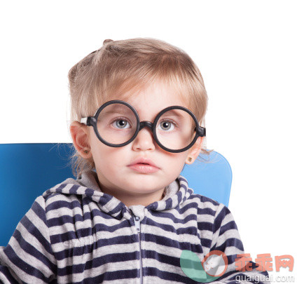 白色,人,书桌,教育,生活方式_155903279_Adorable little girl portrait with glasses._创意图片_Getty Images China