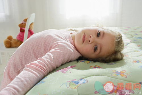 床,卧室,白人,家庭生活,家具_gic14654905_Girl Lying on Bed_创意图片_Getty Images China