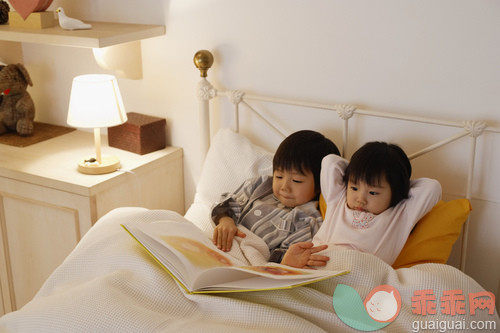 床,卧室,书,兄弟,家庭生活_gic14913229_Little Kids Reading in Bed_创意图片_Getty Images China