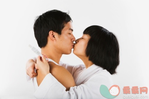 概念,主题,健康保健,家庭生活,生活方式_74009094_Asian couple kissing and holding pregnancy test_创意图片_Getty Images China