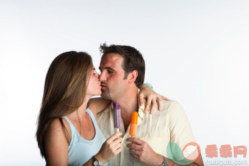 饮食,构图,图像,摄影,婚姻_200516585-003_Couple with popsicles, kissing_创意图片_Getty Images China