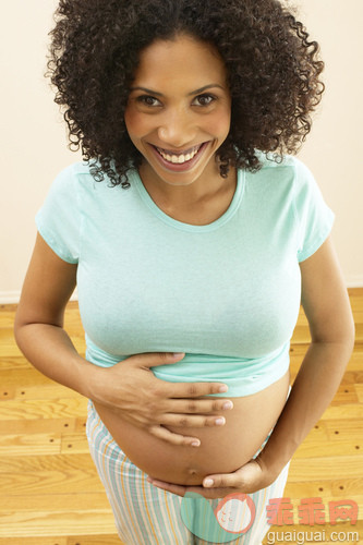 人,人体,非裔美国人,怀孕,拿着_gic17046367_Pregnant Woman Holding Belly_创意图片_Getty Images China