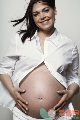 人,影棚拍摄,人体,白人,怀孕_gic16752327_Pregnant Woman Holding Belly_创意图片_Getty Images China