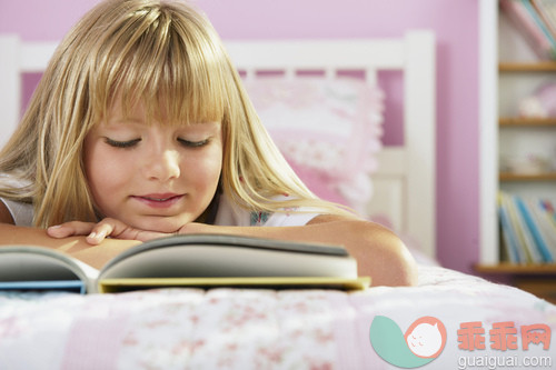 砰,床,床上用品,卧室,金色头发_gic14686716_Young girl reading_创意图片_Getty Images China