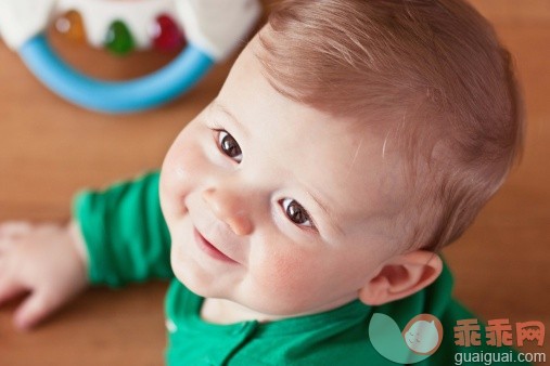 人,休闲装,T恤,玩具,12到17个月_145642417_Baby boy crawling_创意图片_Getty Images China