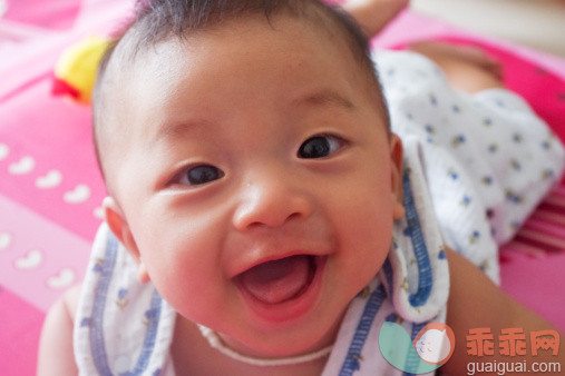 人,婴儿服装,室内,快乐,微笑_114321630_Baby Boy_创意图片_Getty Images China