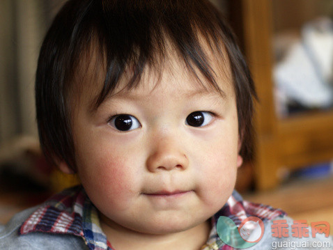 人,婴儿服装,12到17个月,室内,黑发_133403224_Portrait of small boy_创意图片_Getty Images China