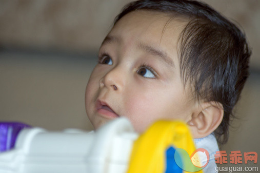 人,婴儿服装,玩具,12到17个月,室内_92978959_Looking Up_创意图片_Getty Images China