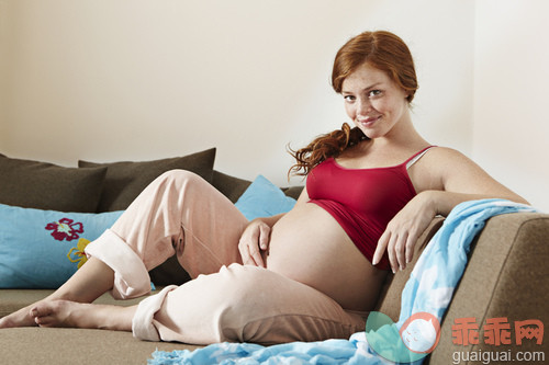 人,室内,20到24岁,25岁到29岁,白人_gic16622429_Pregnant woman on sofa_创意图片_Getty Images China