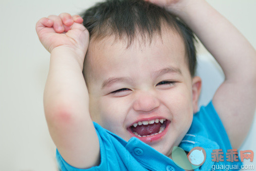 人,休闲装,12到17个月,室内,快乐_122445990_Toddler in happy mood_创意图片_Getty Images China