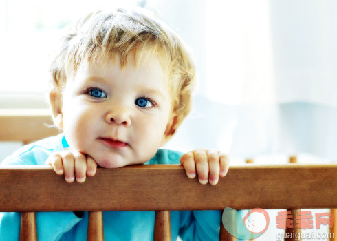 人,婴儿服装,12到17个月,室内,金色头发_138120768_Toddler boy in crib_创意图片_Getty Images China