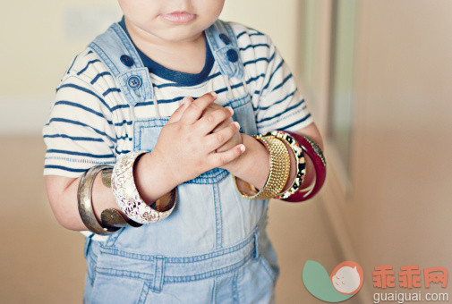 人,12到17个月,室内,中间部分,紧握双手_119940068_Toddler boy wearing mums bangles_创意图片_Getty Images China