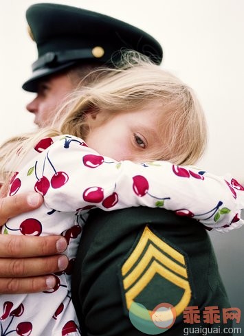 夏天,摄影,头发长度,长发,户外_892320-001_Military Sargent holding crying daughter (5-7)_创意图片_Getty Images China