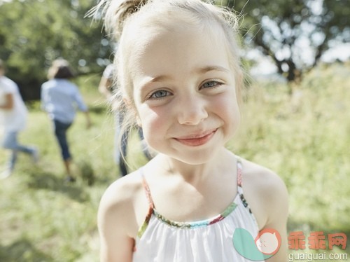 金色头发,白人,白昼,面部表情,游园会_gic14870863_Smiling girl outdoors, portrait_创意图片_Getty Images China