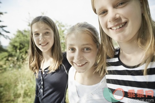 金色头发,白人,白昼,面部表情,家庭_gic14872831_Three smiling girls outdoors, portrait_创意图片_Getty Images China