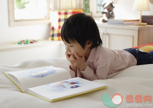 床,卧室,书,家庭生活,家具_gic14658754_Little Boy Reading_创意图片_Getty Images China